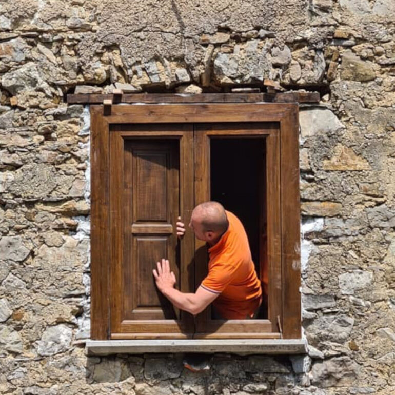 finestra antica 2 - Falegnameria Azzato Marsico Nuovo e Villa D'Agri