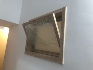 finestra bilico con decorazioni satinate (2)